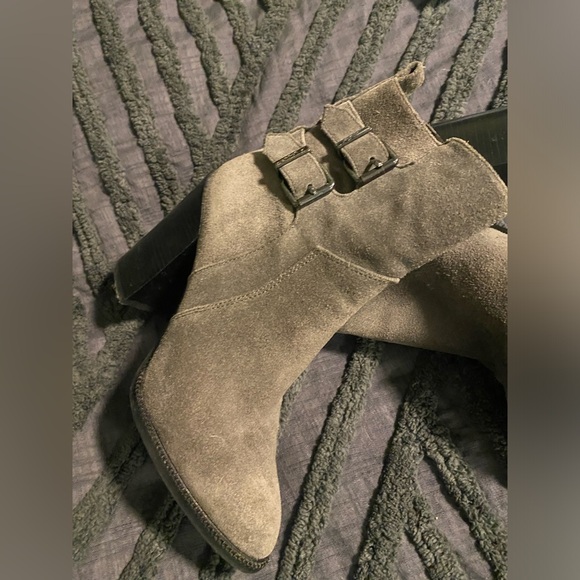 Beautiful Gray Suede Ankle Boots Sz 7 LK NEW - Picture 2 of 4